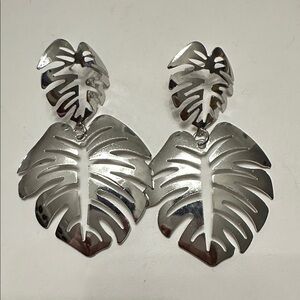 🧡Silver toned Monstera Leaf Dangle Earrings🧡